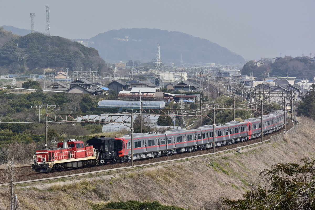 hiroden213's tweet photo. 2025.3.26.
9777レ 名鉄 9500系 甲種輸送
DD200-20+ヨ+9523F+9522F+ヨ
三河大塚~三河三谷 https://t.co/cPD8DwoG4l