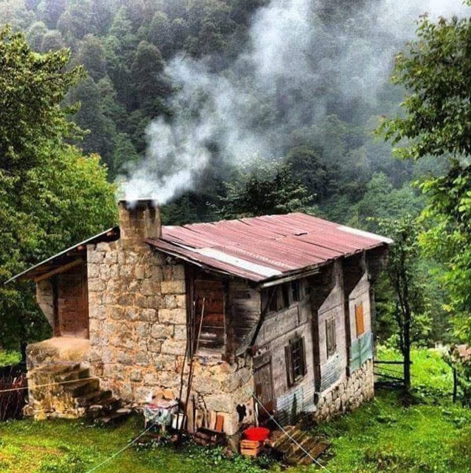 Eskiler "ocağın tütsün" diye dua ederlermiş. Ocak tütünce, hayat olur. aş pişer, huzur olur.! Ocağınız tütsün, huzurunuz daim olsun...
#kadirgecesi