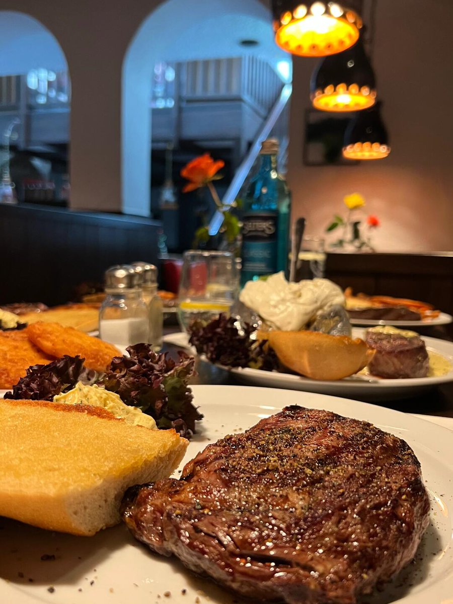 🇩🇪｜Erste Erfahrung in einem Steakhouse in Augsburg 🥩
Habe Rib Eye 300g medium rare bestellt, nur 26,99 Euro💶!
Zart und saftig, mein Mund tanzt einfach 💃
Als Beilage empfehlen sich Süßkartoffelpommes, die knusprig und süß sind. Wer es probiert hat, weiß es! 🍠