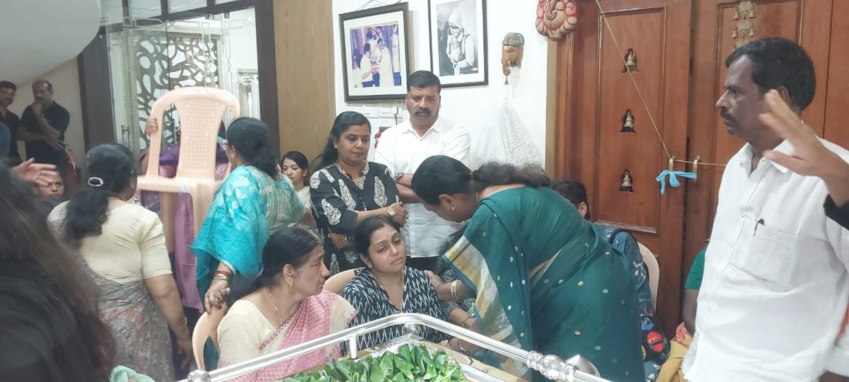 captainnewstv's tweet photo. நடிகரும் இயக்குநர் பாரதிராஜா அவர்களின் மகன் திரு. மனோஜ் பாரதி அவர்களின் மறைவிற்கு தேமுதிக பொதுச்செயலாளர் திருமதி பிரேமலதா விஜயகாந்த் அவர்கள் நேரில் சென்று ஆறுதல்!
#Ripmanoj
#Bharathiraja
#Restinpeace
#actormanoj https://t.co/x6Zj4K04bP