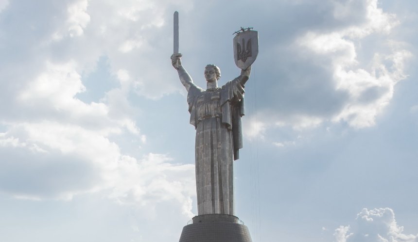 Світова Статуя Свободи тепер тут.
The World Statue of Liberty is here now.