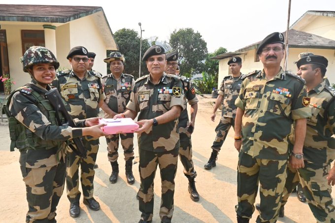 GlobalNews_IND's tweet photo. #Tripura | ADG BSF Visits Tripura’s First All-Women Border Outpost. #NortheastTodaymagazine #BSF #BorderOutpost https://t.co/xmjP6BPAVm