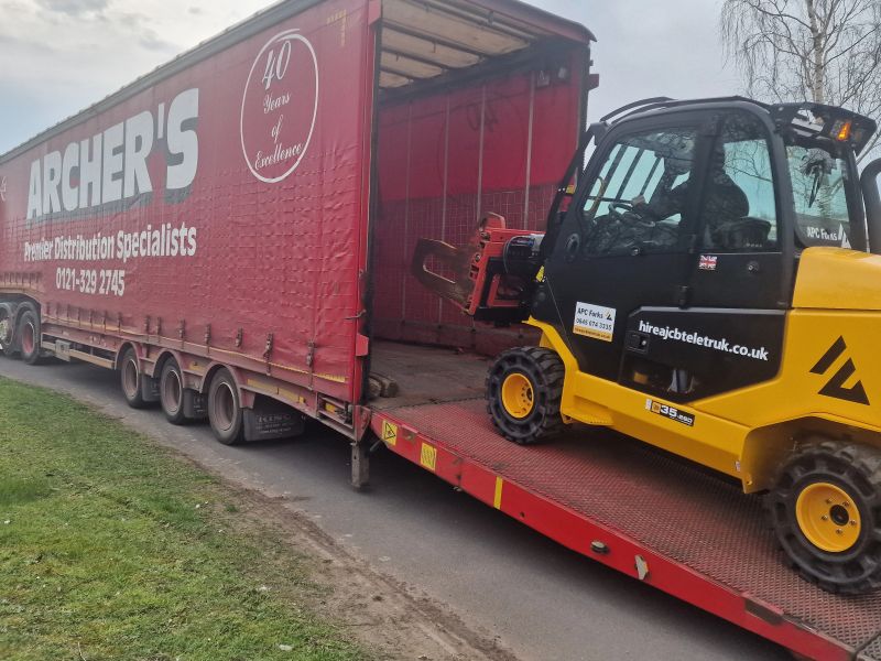 A late call from a customer needing a <a href="/JCBmachines/">JCB</a> Teletruk with a <a href="/BolzoniAuramo/">Bolzoni Auramo</a> heavy-duty bale clamp.

An early collection by Archer's Transport and a very happy customer at the end. Thanks to all for making it happen.

#CustomerFirst #Flexible #Attachment #Transport