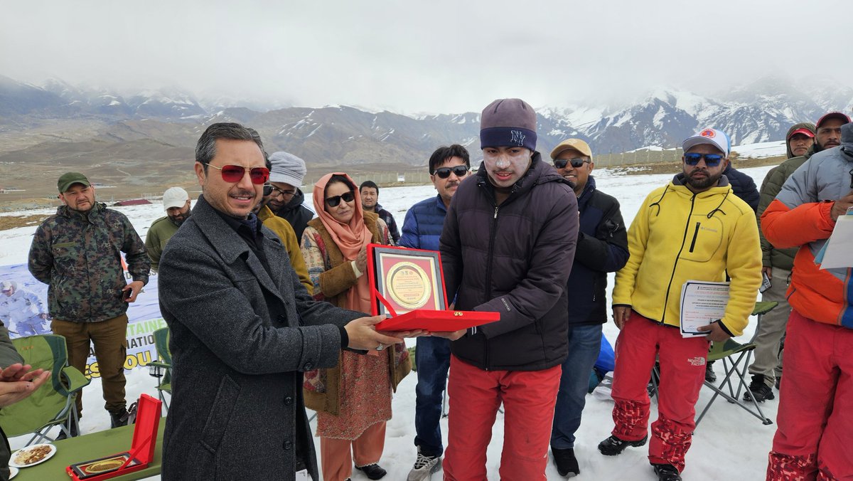 airnewskargil's tweet photo. Over 26 skiers participated in the championship, with winners in both boys' &amp; girls' categories
A Tobacco-Free Ski Race was also held, where participants carried placards with messages like "Quit Smoking" &amp; "Make Kargil Tobacco-Free"
#TabacoFreeKargil
@airnewsalerts @NhmLadakh https://t.co/hYMD5RHynZ