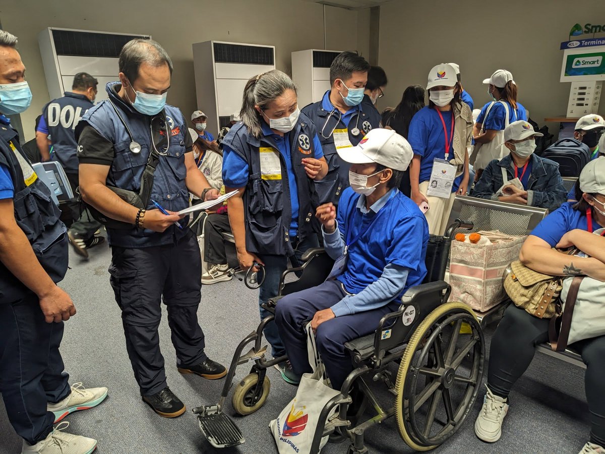 News5PH's tweet image. Naibalik na sa Pilipinas ang 176 na Pilipinong biktima ng human trafficking sa Myanmar, ayon sa Department of Migrant Workers #DMW.

Lumapag ang kanilang government-chartered flight sa NAIA Terminal 1 ngayong Miyerkules, March 26. #News5

📸: DMW