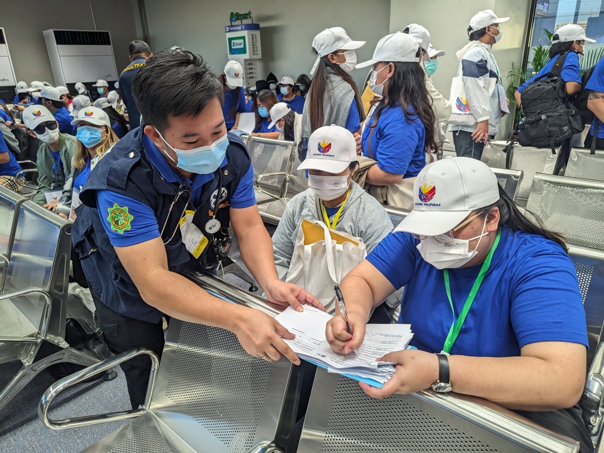 News5PH's tweet image. Naibalik na sa Pilipinas ang 176 na Pilipinong biktima ng human trafficking sa Myanmar, ayon sa Department of Migrant Workers #DMW.

Lumapag ang kanilang government-chartered flight sa NAIA Terminal 1 ngayong Miyerkules, March 26. #News5

📸: DMW