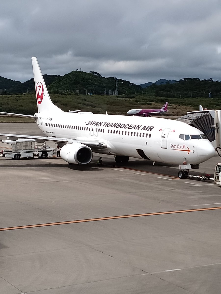 kuni01473618's tweet photo. 石垣から羽田に✈️
石垣空港でJTAのB737を📷️
でも乗ったのはANA✈️
早めの夕食？ANAラウンジで期間限定の軽食サービスが…
これから千歳へ✈️
日付が変わる前に帰宅出来そうです😊 https://t.co/gU9ho60FX9