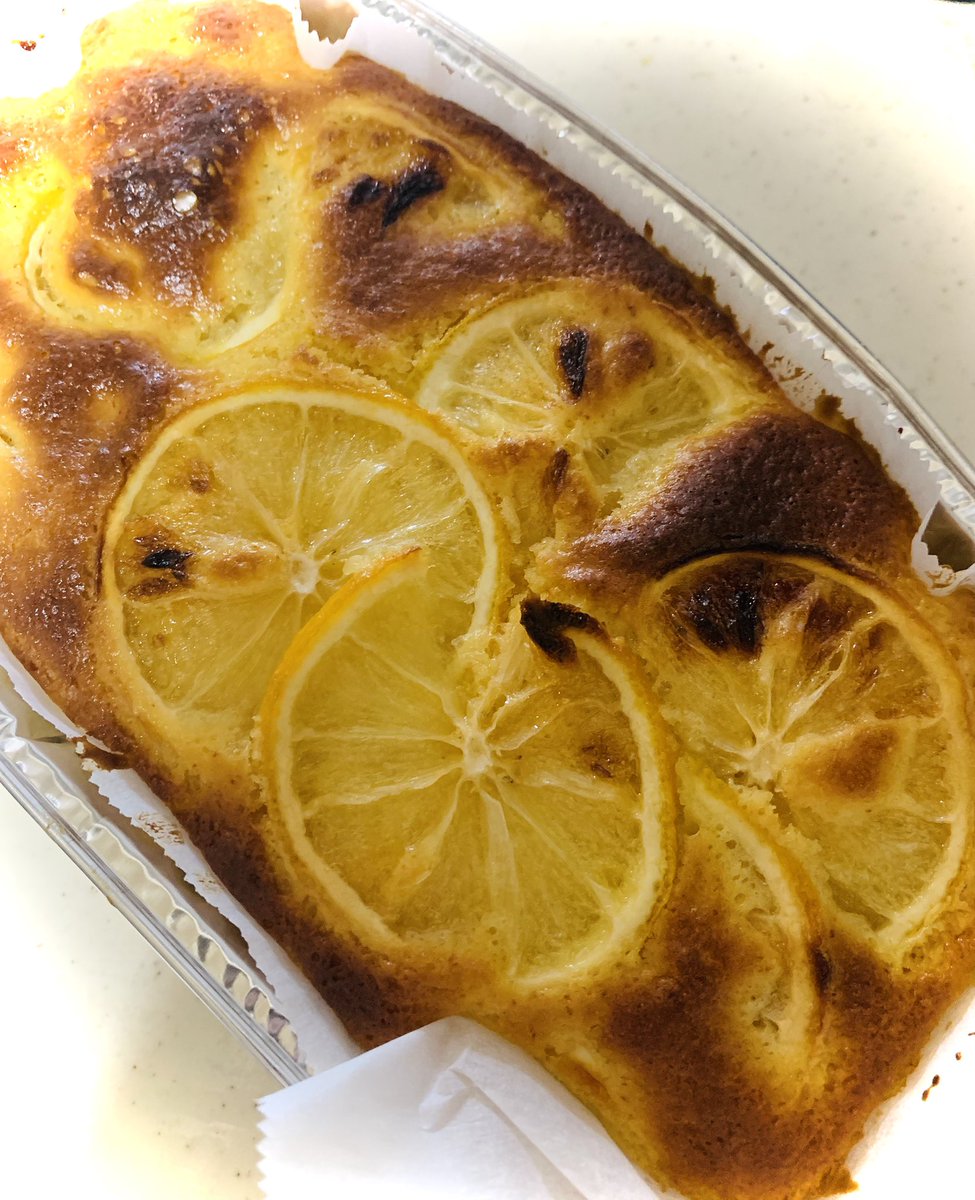 eimi_note's tweet photo. エミィ:友達がバレンタインに会社の後輩にチョコをあげたら、ホワイトデーになぜか生のレモン🍋を貰ったと。
うちで一緒にケーキを作り、友達は「君のレモンこうなったよ🍋✨」と後輩に写メ。
すると「それ、一切れもらえませんか…？😊」のお返事…あれ⁈最初からアプローチだった？💦と焦る私たち… https://t.co/NQLJTYvYyt