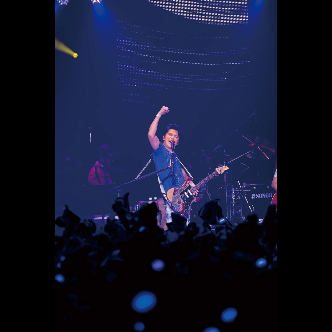 BROS_1991's tweet photo. 2015年の10代限定ライブ。オーディエンスの真っ直ぐな眼差しにやられました。感動をもらったのはむしろステージ上の僕らでした。今、その瞳に映る世界が眩しいものであることを願っています。福

#福山雅治デビュー35周年 
#10代限定LIVE_Zepp
#BROS1991 https://t.co/onkYuWsEHl