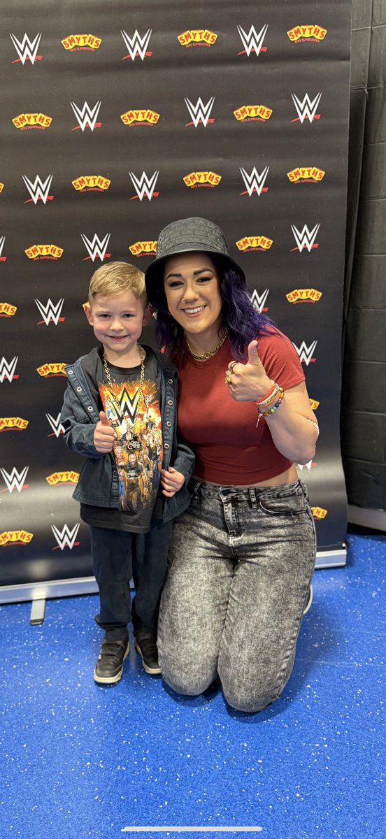 barrylowrie's tweet image. - loved seeing logan meeting @itsBayleyWWE
“daddy she’s a hugger” 💛🍪🏴
#Bayley #WWEGlasgow
#WWERaw