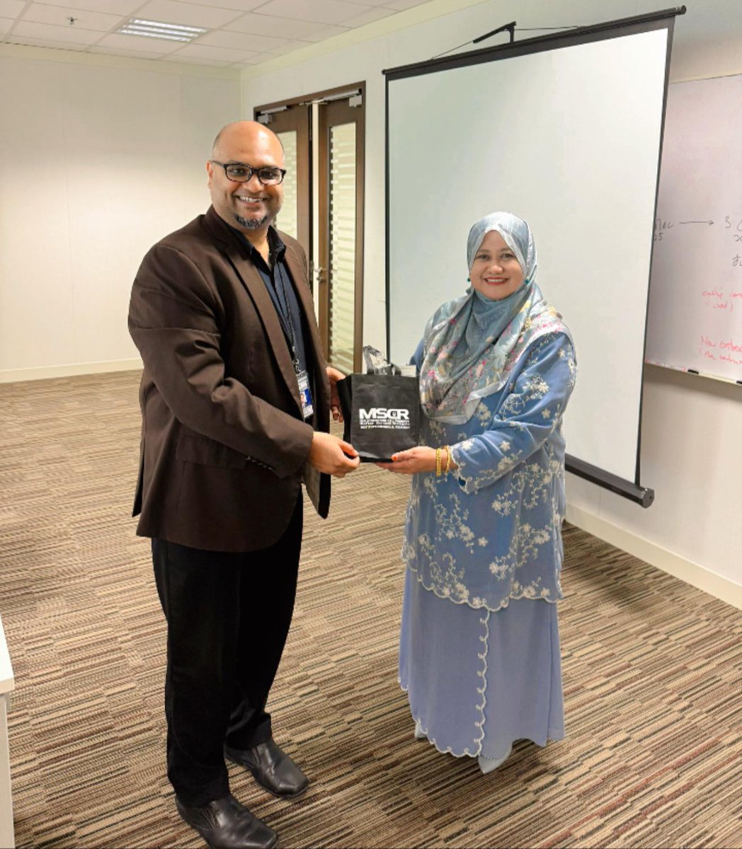 IMR_NIH's tweet photo. Perbincangan kerjasama Malaysian Stem Cell Registry (MSCR) berpangkalan di Institut Penyelidikan Perubatan (IMR) diketuai Dr Masita Arip dengan aplikasi MySejahtera yang diketuai Dr Maheshwara (Pengarah Bahagian Kesihatan Digital) https://t.co/gEspwSHVVq
