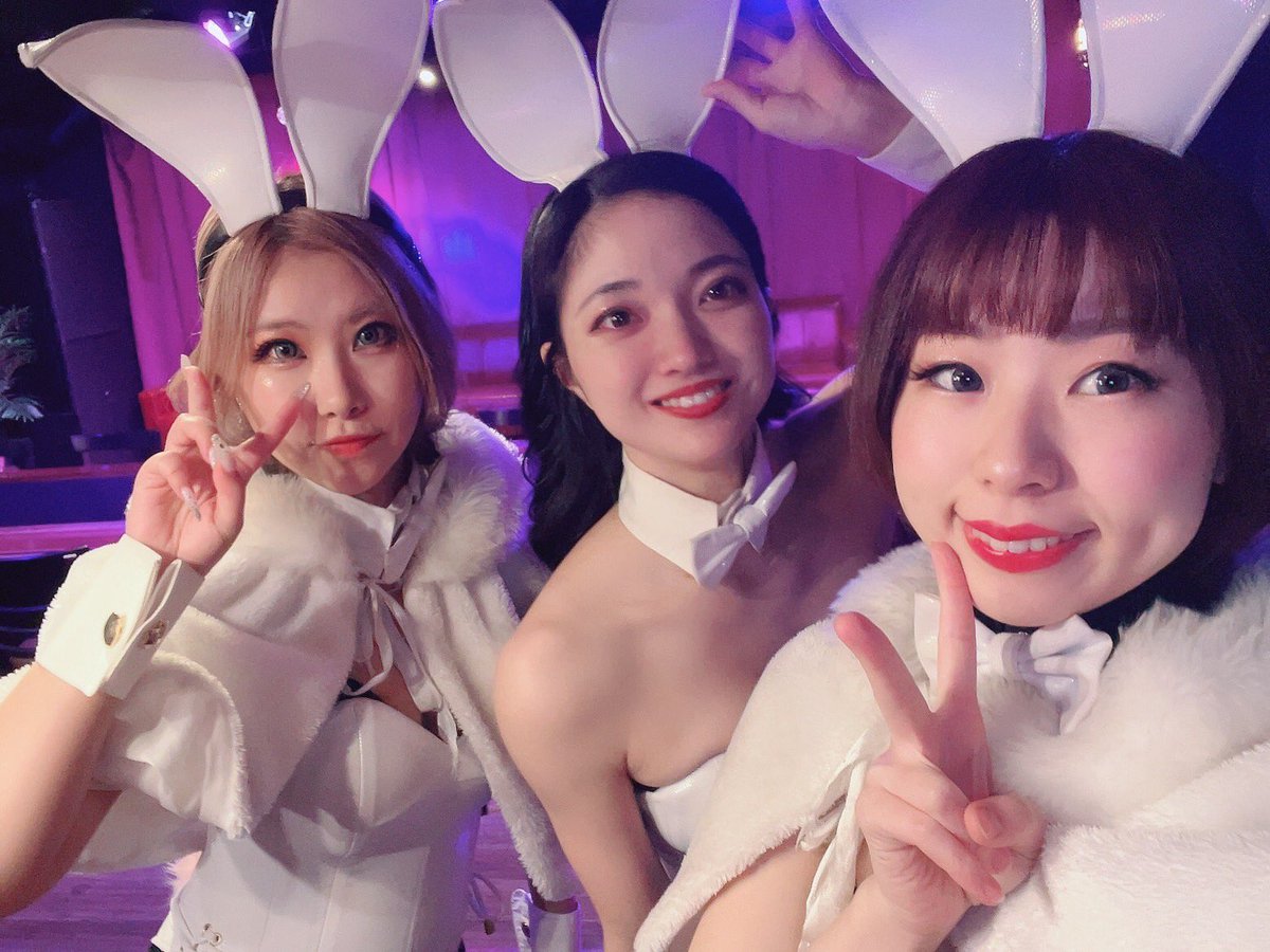 WhiteMartiniCL's tweet photo. こんばんは🌙

本日は琴音、彩夏、真鈴、みっふぃーで踊ります🌟

もう今日入れてあと3日、、
寂しいよなあ？みんな泣いてもいいんだぜ https://t.co/QDGl7UHSJC
