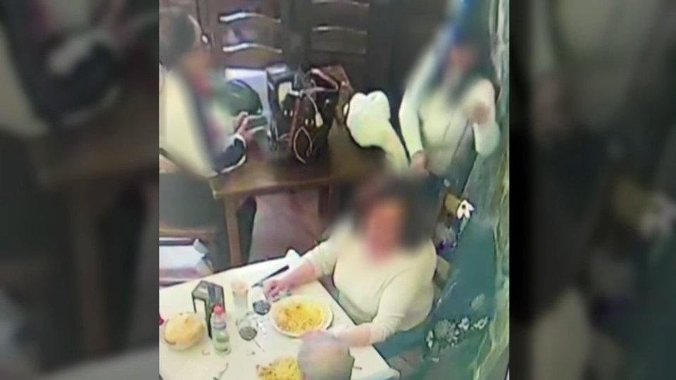 Carteristas en #Valdemoro: Así robaban al descuido dos mujeres en un restaurante 👇
📍 El video: telemadrid.es/_a4c79629

📹Las cámaras de seguridad del restaurante captan el momento en el que dos mujeres roban la cartera de un bolso de una pareja mientras comía