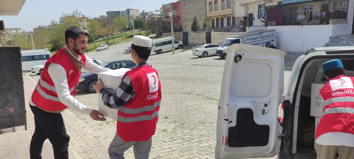 İyiliğe Giden Yol ☘️
Türk Kızılay Eyyübiye İlçesi Gönüllüleri Olarak Tespit Edilen   İhtiyaç Sahibi Ailelerimize Ulaşmaya Devam Ediyoruz.
İftar Sofrasına Uzanan Yardım Eli Sadece Bir Koliden İbaret Değildir. Bereket Taşır, Kardeşlik Taşır, İyilik Taşır 🌙🤲🏻