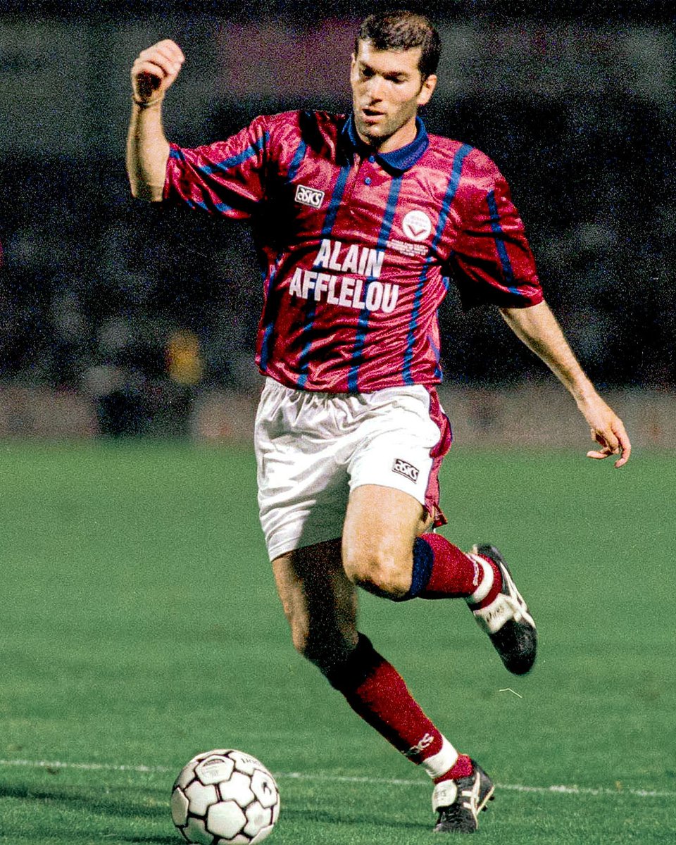 Zidane at Bordeaux. A maestro in the making 🎩💙