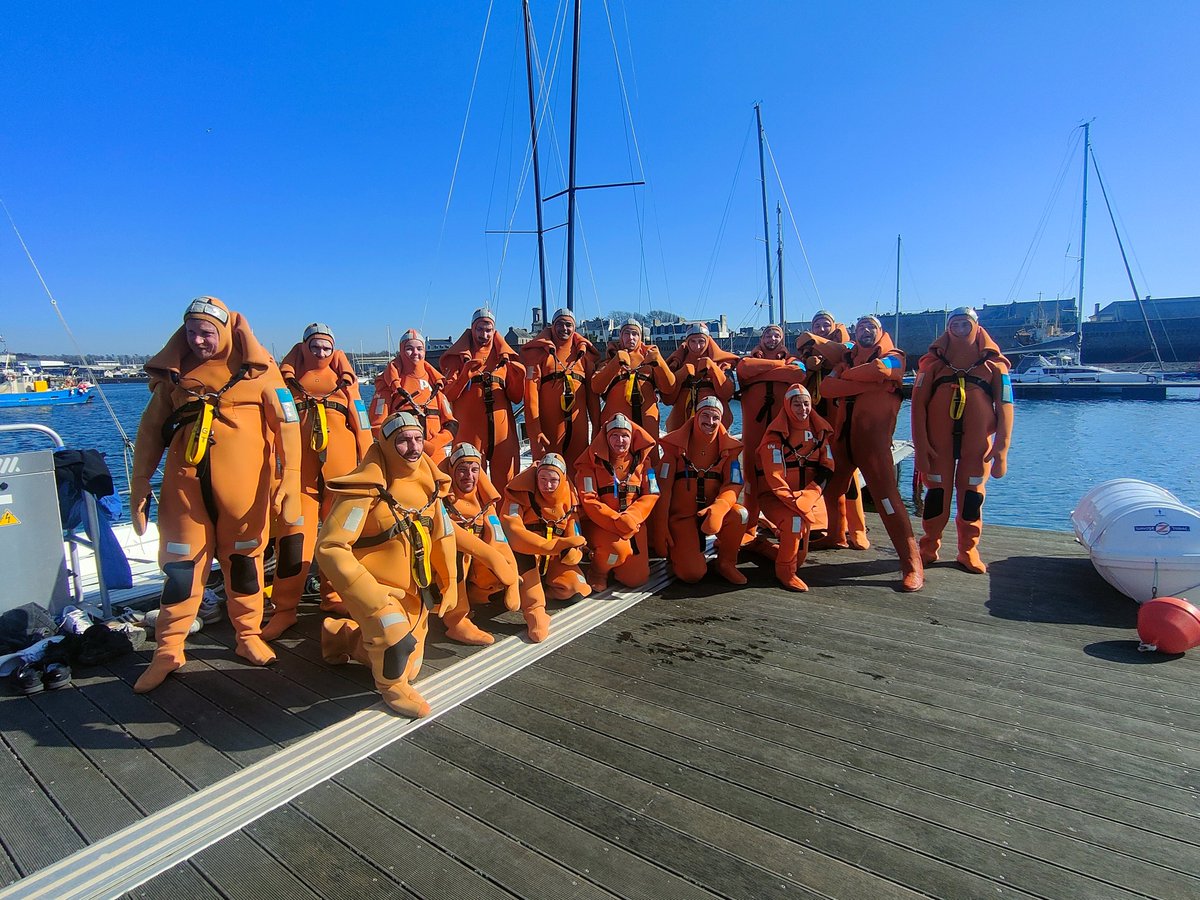 CEFCM's tweet image. Après avoir fait une formation de FBLI (incendie), nos 19 apprenants du LPM du Guilvinec ont effectué une formation sur TIS (survie) dans le port de Concarneau. Habillés de leur combinaison, ils ont scrupuleusement respecté les consignes de leurs formateurs, Laurent et Steven.