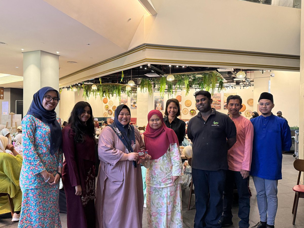 MudaTebrau's tweet photo. Semalam Saudari Nur, Timbalan Ketua Parlimen MUDA Tebrau dan team sukarelawan Muda Tebrau mewakili YB @amiraaisya  selaku Ketua Parlimen MUDA Tebrau menyampaikan sumbangan duit raya kepada anak-anak Rumah Perlindungan Fitrah Qaseh JB di Midvalley Southkey. https://t.co/t44zj4cZ8k