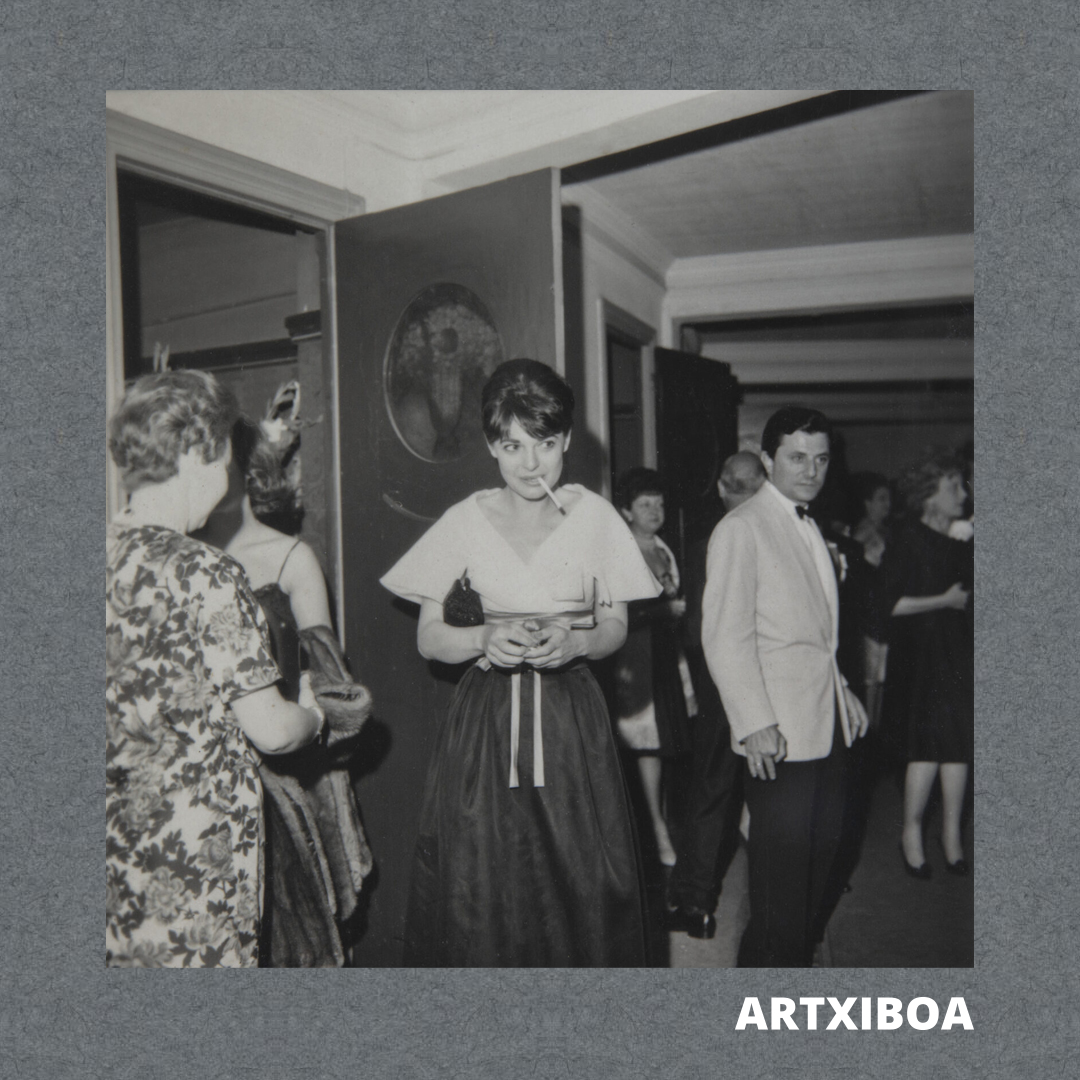 sansebastianfes's tweet photo. #Artxiboa 🔎 #DocumentOfTheMonth - March 2025
✍️ Anne Bancroft at the Victoria Eugenia Theatre’s boxes entrance during the presentation of the film “The Miracle Worker” (Arthur Penn) (1962)
The role played by film festivals in promoting the films they host, and present is well known, as is the so-called “awards season”. The position occupied in the calendar by the San Sebastian competition, in late summer and early autumn, has led the @sansebastianfes to be chosen for the international coming out of countless movies that have gone on to enter, and win, the race to the Oscars.
🏆 This is the case, among others, of the film 'The Miracle Worker', presented in the 1962 Official Selection by Arthur Penn and Anne Bancroft (who won the San Sebastián Award for Best Female Performance), and which would later win two Oscars: Best Leading Actress (Bancroft) and Best Supporting Actress (Patty Duke).
Want to know which other films that participated in the Official Selection went on to win Academy Awards? 👉 https://t.co/AmijiZ6kpw
