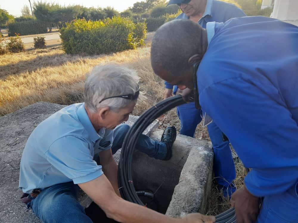 Los trabajadores de la fibra óptica en #ETECSA_Cuba #Holguín desempeñan un papel esencial en la solución de interrupciones y el mantenimiento de la conectividad. 
#EtecsaConCuba #HolguínSí 
<a href="/DarquirisC/">Darquiris Sánchez Castro</a> <a href="/andresM27895579/">andres Manuel</a> <a href="/YutsyN29599/">Yutsy Napoles</a> <a href="/Jeney79/">Jeney Suárez García</a> <a href="/Dalenny89/">Dalenny</a>