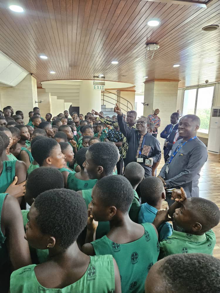 edemkpotosu's tweet photo. Alongside my fellow Volta MPs, we guided them on a parliamentary tour, giving them insights into the workings of our democracy.
We concluded the visit with a briefing at the forecourt of Parliament, making it a memorable experience for all.
#HoCentral #ParliamentaryDuty https://t.co/YHeKRjGlyH