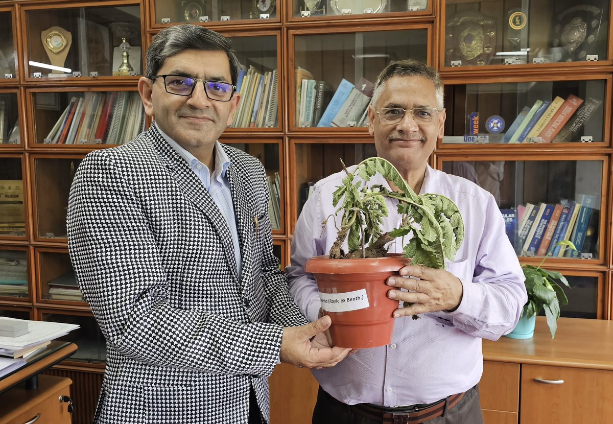 csiriiim's tweet photo. #CSIRIIIM #Jammu celebrates the 1600th #TreeTalk today, highlighting #JammuAndKashmir's rich #Biodiversity and the fusion of traditional knowledge with modern science. Dr. OP Sharma, IFS (Retd) Former (PCCF), J&K, emphasizes the importance of #Conservation, while Dr. Zabeer Ahmed advocates for "conservation through adoption." #SustainableConservation