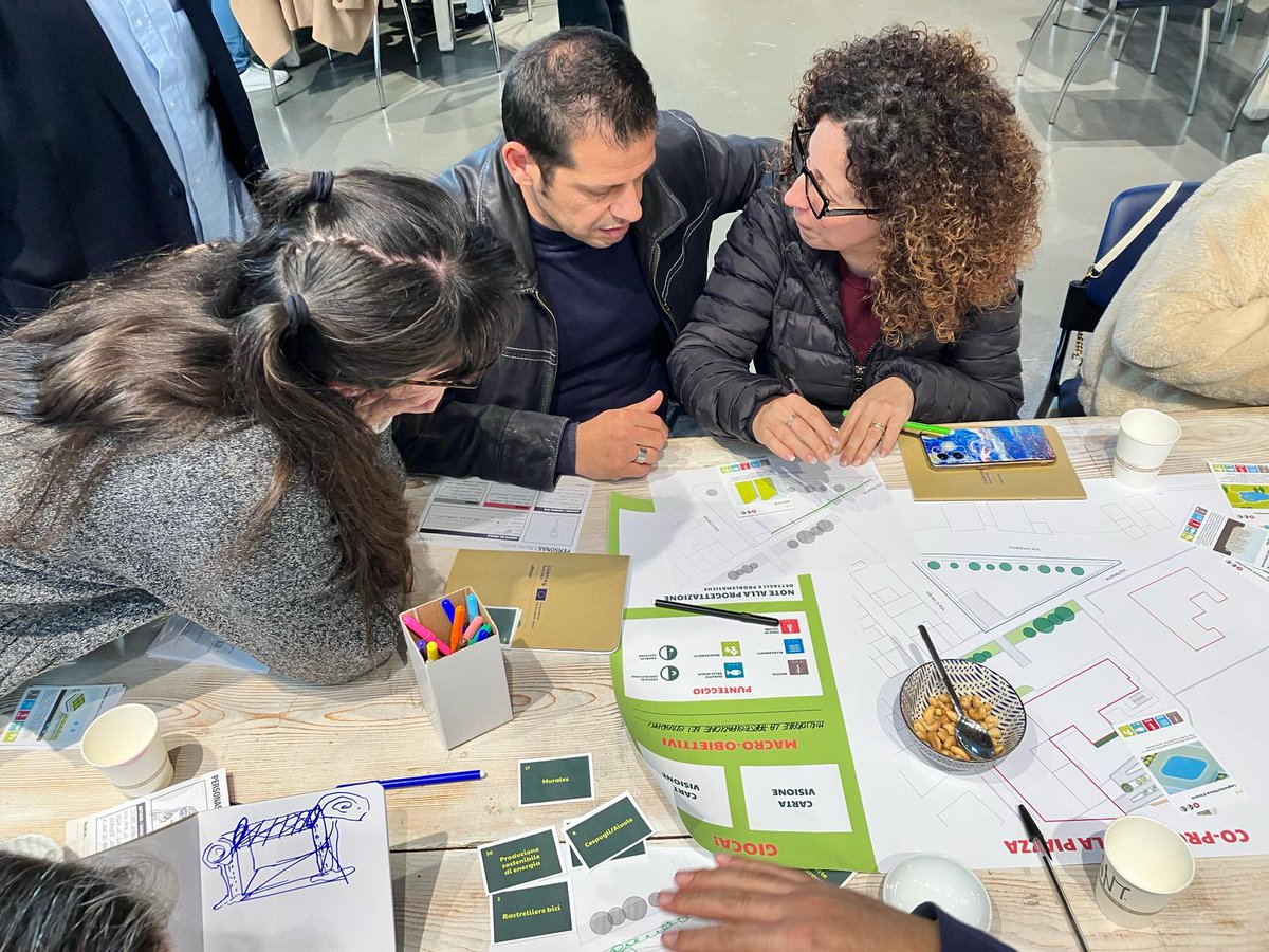 🌍Tutti in piazza per un futuro bello e sostenibile!
Il 21-22 marzo a Ferla, studenti e cittadini hanno ripensato gli spazi urbani con Soluzioni basate sulla Natura🌿
Dalla parete verde per il riuso delle acque grigie ai nuovi spazi verdi, il cambiamento continua!
#Sostenibilità