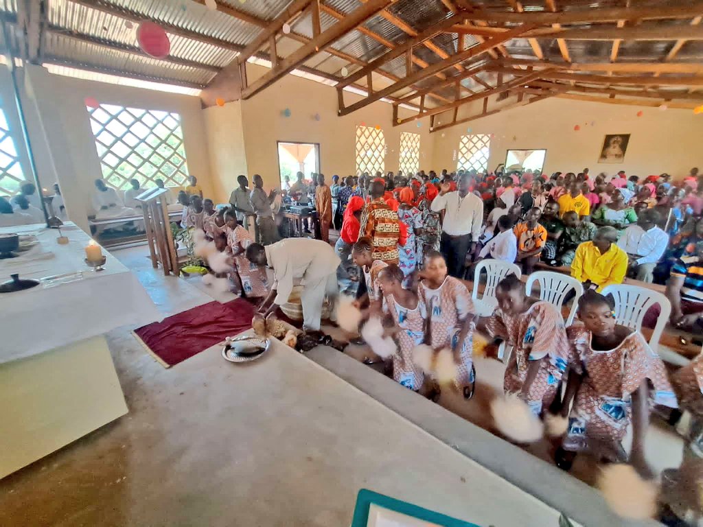 Hdad_Macarena's tweet photo. Tras varios años de trabajos, por fin los cristianos de Bangassou podrán celebrar cultos y sacramentos en este templo que lleva el nombre de la Virgen de la Esperanza, y cuya Imagen preside la cabecera de la iglesia. https://t.co/9hmfolG7K4