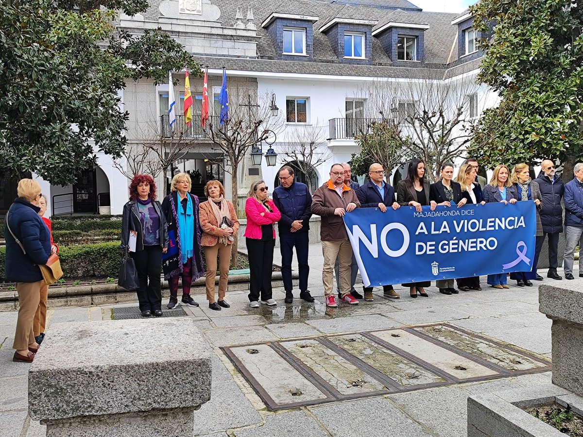 Hemos acudido al minuto de silencio por las mujeres asesinadas por la #ViolenciaDeGénero para visibilizar que no queremos #NiUnaMenos y que seguiremos luchando por una sociedad #Feminista