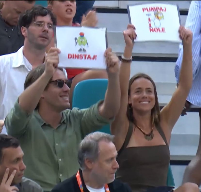 #Pumpaj i #Dinstaj <a href="/DjokerNole/">Novak Djokovic</a>. Poruke iz Novakove lože tokom meča u Majamiju 👏👏👏