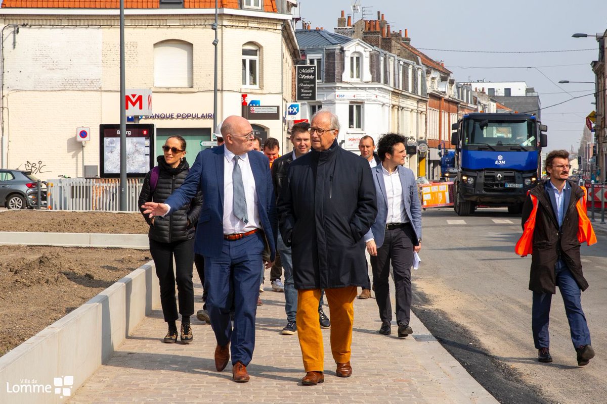 ocaremelle's tweet photo. Visite du chantier des travaux Vélo + hier avec @bernardgerard , Vice président de la Métropole Européenne de Lille, en charge de la voirie. Cette 1ere phase de travaux qui concernent toute l’avenue de Dunkerque de Lille à Capinghem poursuit son rythme! https://t.co/hjCR9Rbzjs