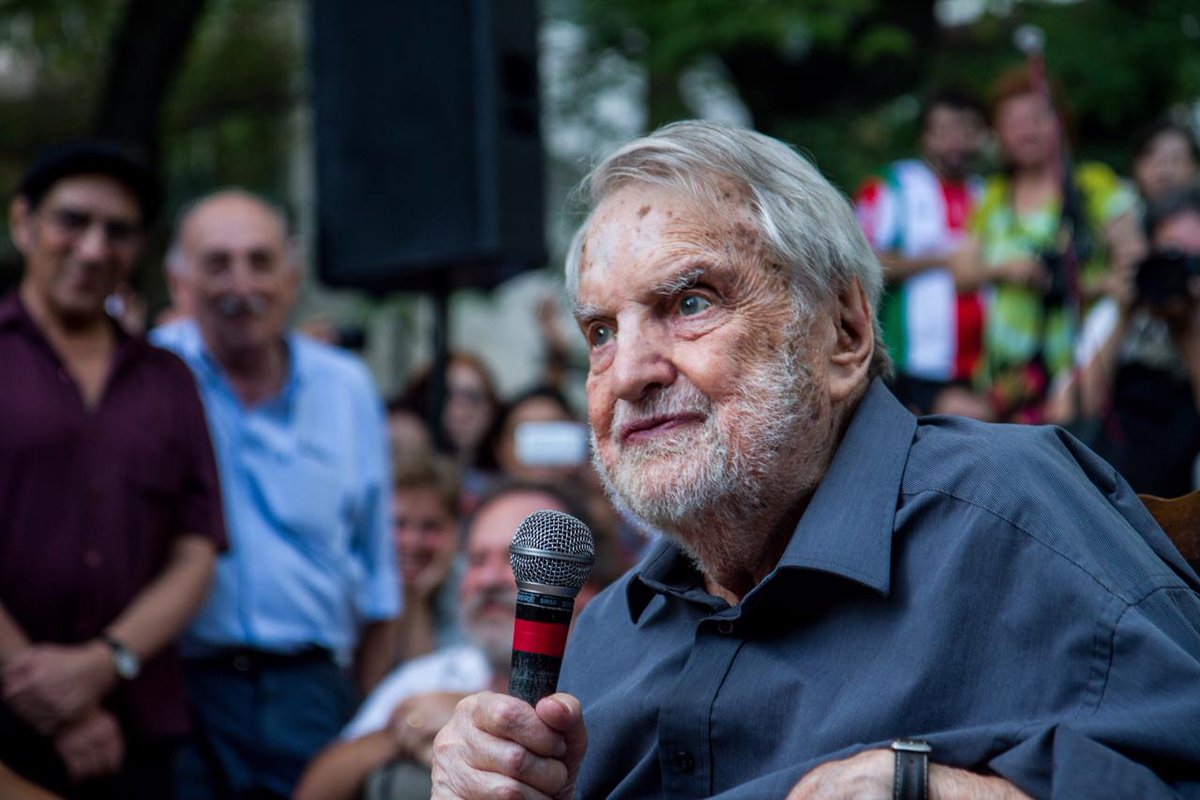 sipreba's tweet image. Osvaldo Bayer nos honró como secretario general honorario del SiPreBA a sus 90 años, luego de una vida mostrando que se puede ser periodista y sindicalista. Fue secretario general del gremio entre 1959 y 1962, trabajó en Clarín, en Página 12.
Su legado no podrá negarse nunca.