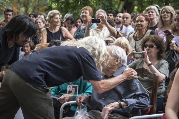 sipreba's tweet image. Osvaldo Bayer nos honró como secretario general honorario del SiPreBA a sus 90 años, luego de una vida mostrando que se puede ser periodista y sindicalista. Fue secretario general del gremio entre 1959 y 1962, trabajó en Clarín, en Página 12.
Su legado no podrá negarse nunca.