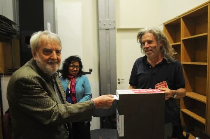 sipreba's tweet image. Osvaldo Bayer nos honró como secretario general honorario del SiPreBA a sus 90 años, luego de una vida mostrando que se puede ser periodista y sindicalista. Fue secretario general del gremio entre 1959 y 1962, trabajó en Clarín, en Página 12.
Su legado no podrá negarse nunca.