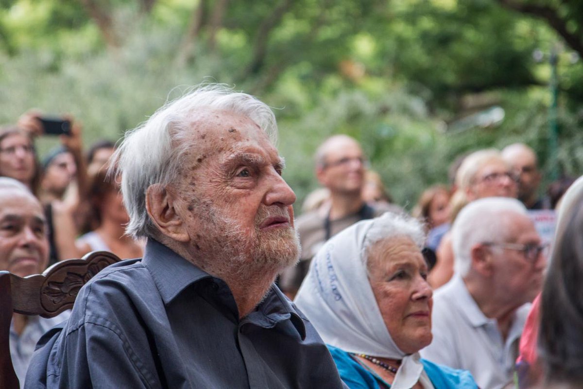 sipreba's tweet image. Osvaldo Bayer nos honró como secretario general honorario del SiPreBA a sus 90 años, luego de una vida mostrando que se puede ser periodista y sindicalista. Fue secretario general del gremio entre 1959 y 1962, trabajó en Clarín, en Página 12.
Su legado no podrá negarse nunca.