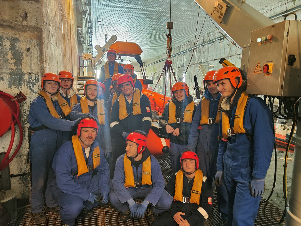 CEFCM's tweet image. 15 étudiants du lycée maritime Jacques de Thézac d’Etel ont passé récemment une formation de CAEERS (Certificat d’Aptitude à l’Exploitation des Embarcations des Radeaux de Sauvetage) dans l’ancienne base sous-marine, au K3, dans la zone de Keroman à Lorient.