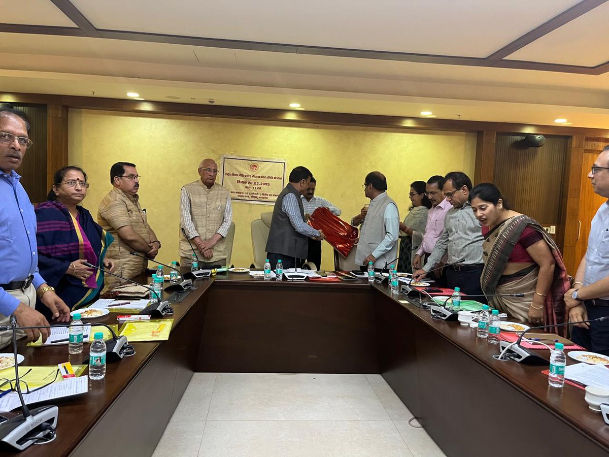 महर्षिपतंजलिसंस्कृतसंस्थानमध्यप्रदेशकेअन्तर्गत संचालितशास.जीवाजीवेधशालाउज्जैनद्वारा निर्मितकैलेंडर2025काविमोचन माननीयराव उदयप्रतापसिंह मंत्री स्कूलशिक्षाएवंपरिवहनविभाग मध्यप्रदेशशासन द्वाराकियागया।इसअवसरपर शिक्षाविभागकेवरिष्ठअधिकारीउपस्थितरहे।इसवर्षके केलेंडरकीथीम*भारतीयकालगणना*l