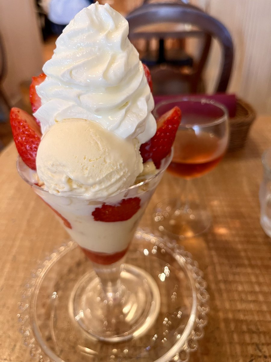 i_scream_cat's tweet photo. 福岡宴の食べろニア、甘味に、博多駅アミュ　くうてん9Fの、キャンベル・アーリーをお勧めします！

果物やさんのカフェで、季節のフルーツのパフェやパンケーキがすごくおいしいです！今の季節なら、ふくおかのあまおうもすごくおいしい！空港にも店舗あるよ

https://t.co/AsdoW2eFk7

#食べろニア https://t.co/qOgYgeG28G