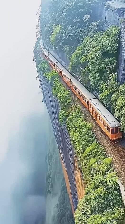 The World’s most surreal &amp; beautiful train rides.

Open the thread and be amazed 🧵