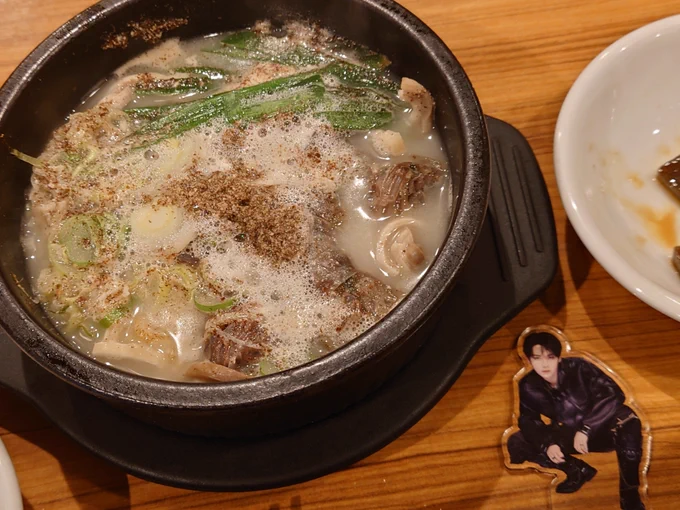 スンデという食べ物をどうしても食べてみたいけど結構クセあるとか本場のやつ食べて欲しいとか言われてて、今日ついにスンデクッパを食いました。ビジュアルにちょっとビビったけど私が大好きな血合の味がして最高だった。