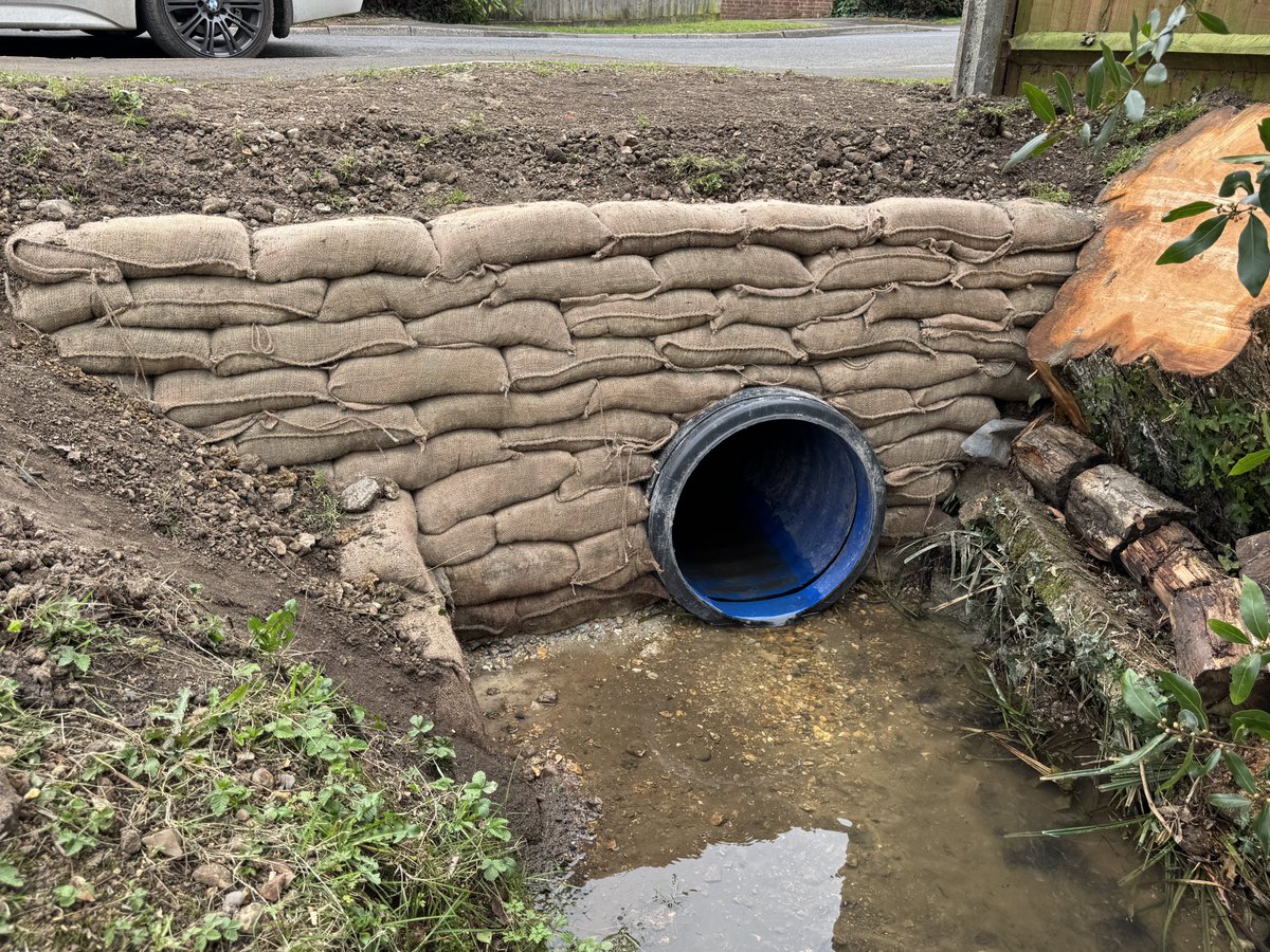 #WestHantsFieldTeam were called out last month to assess flood risk from this fallen tree on #ColdenCommonStream under Brickmakers Road #ColdenCommon. We spoke to <a href="/hantsconnect/">Hampshire County Council</a> who removed the tree &amp; repaired the culvert👍, reducing local flood risk. #floodaware <a href="/WinchesterCity/">Winchester City Council</a>
