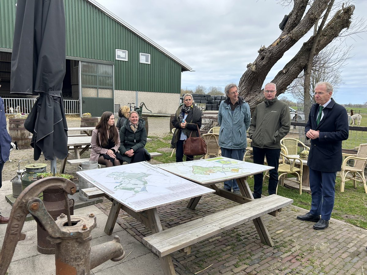 De laatste stop van het werkbezoek van Provinciale Staten is bij het erf van boerderij Den Hollander waar de gebiedsvisie van het gebied rond Wassenaar en Katwijk waarin water, klimaat,landbouw, natuur en de cultuurhistorische waarde met elk worden verbonden.