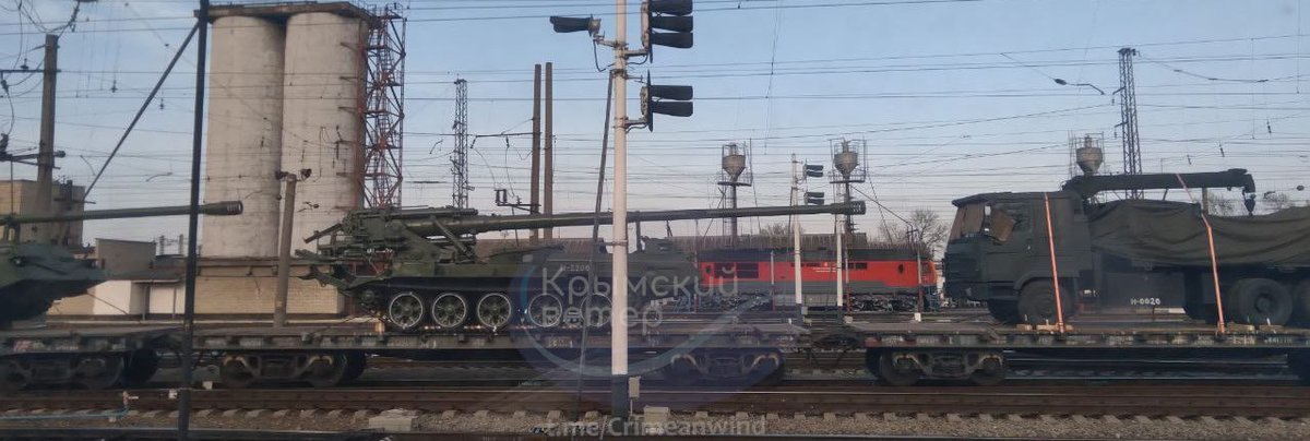 Un tren con equipo semicoreano en la Crimea ocupada. Además de los cañones autopropulsados ​​M1989 "Koksan" de 170 mm que ya se han visto en el frente, la foto probablemente muestra un TZM del MLRS M1991 de 240 mm.