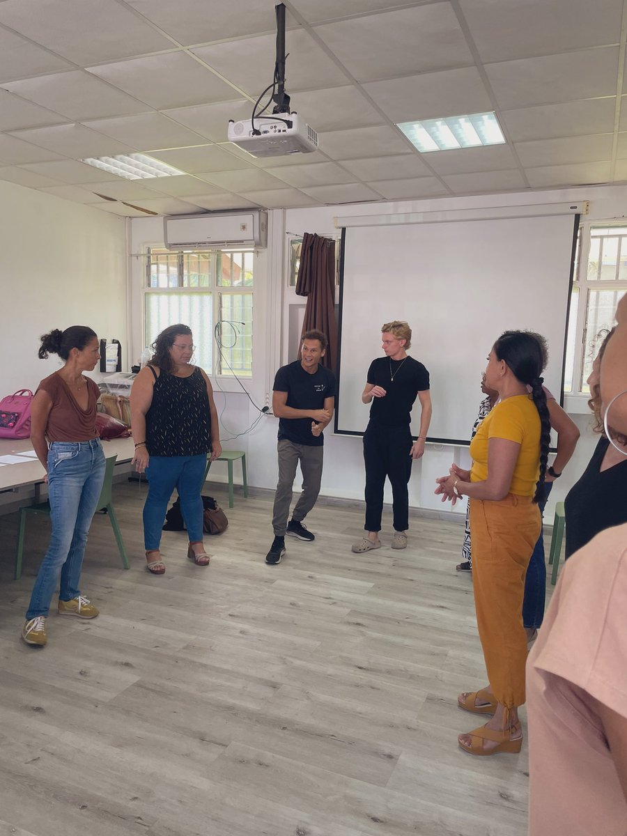 ACTING OUT formation à l’intégration du théâtre dans l’enseignement de l’anglais en Lycée professionnel 

confiance en soi et appropriation  d’  une nouvelle manière de penser et de communiquer #cecrl 
#cps 
Merci 🙏 à James et Bobby 
Théâtre  du Héron