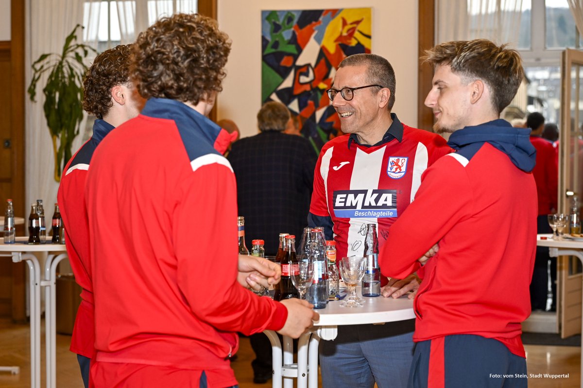 stadt_wuppertal's tweet image. Die Stadt #Wuppertal steht fest zum #WSV! Das machte OB @UweSchneidewind am vergangenen Montag deutlich. Im Rathaus #Barmen empfing er die Spieler, die sportliche Leitung und Vorstandsvertreter. Der WSV sei eine wichtige Identifikationskraft, so der OB.⚽️➡️wuppertal.de/presse/meldung…