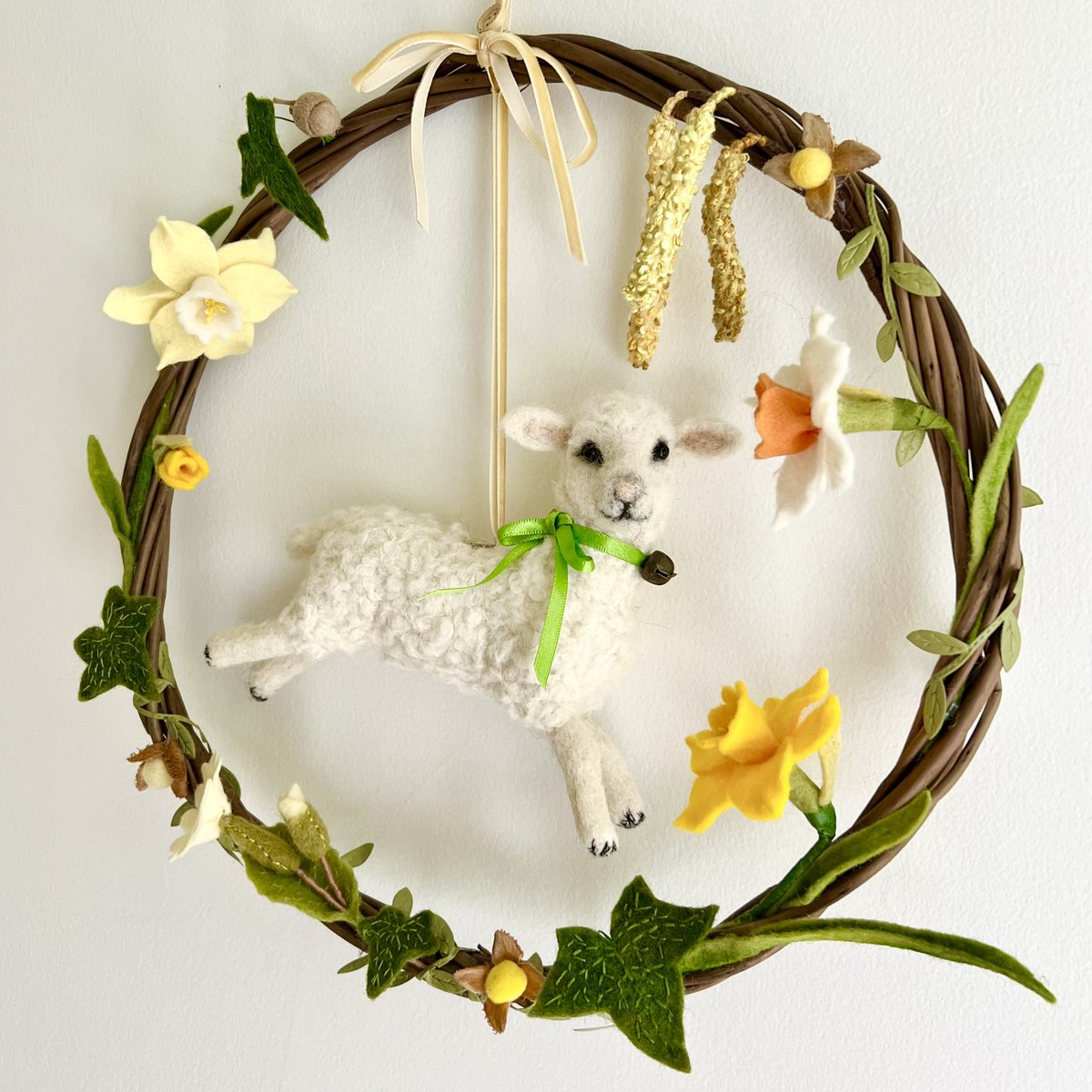 WildandWool's tweet photo. Mossy lamb is kicking his legs out with joy at the arrival of Spring! My favourite time of year especially when the new young lambs start to appear
#needlefelting #needlefeltedlamb #Easterwreath #Springwreath #uniquewoolart #choosewool #campaignforwool #feltflowers #handmade https://t.co/kjNXG3kKPJ