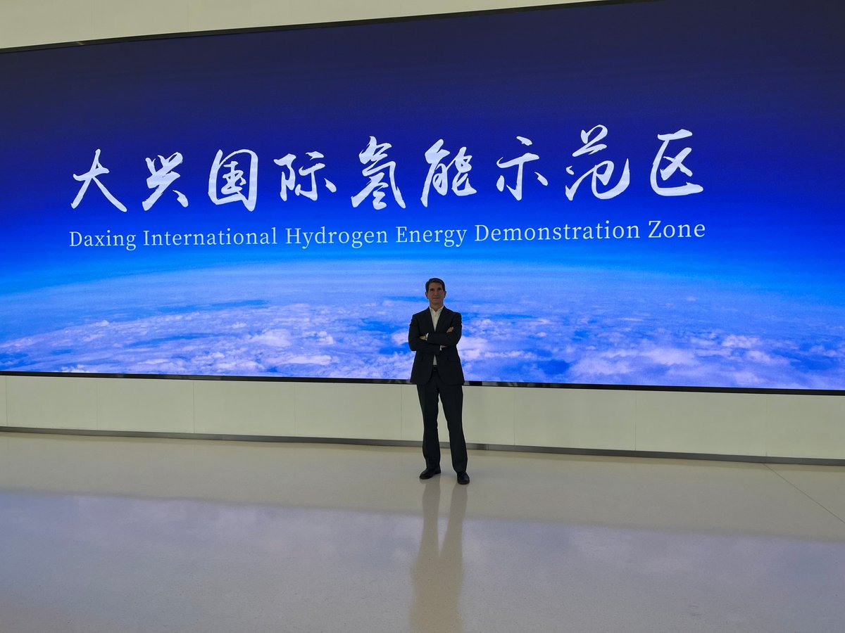Asociación Española del Hidrógeno (AeH2) (@aeh2_eng) on Twitter photo 🤝La <a href="/AeH2_ENG/">Asociación Española del Hidrógeno (AeH2)</a> firmó ayer en Beijing un MoU con la Daxing International Hydrogen Energy Demonstration Zone, uno de los polos de hidrógeno más avanzados del mundo.
Celebramos este paso clave para fortalecer la cooperación con China e impulsar oportunidades para nuestros socios🌍 🤝La <a href="/AeH2_ENG/">Asociación Española del Hidrógeno (AeH2)</a> firmó ayer en Beijing un MoU con la Daxing International Hydrogen Energy Demonstration Zone, uno de los polos de hidrógeno más avanzados del mundo.
Celebramos este paso clave para fortalecer la cooperación con China e impulsar oportunidades para nuestros socios🌍