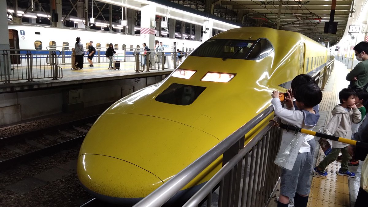 yasu331051's tweet photo. 念願のドクターイエロー‼️息子は大興奮👍👍👍引退する前に逢えて良かった😄何か良いことありそな予感✌️✌️✌️  #ドクターイエロー  #新幹線  #博多駅 https://t.co/DQC9eYDZec