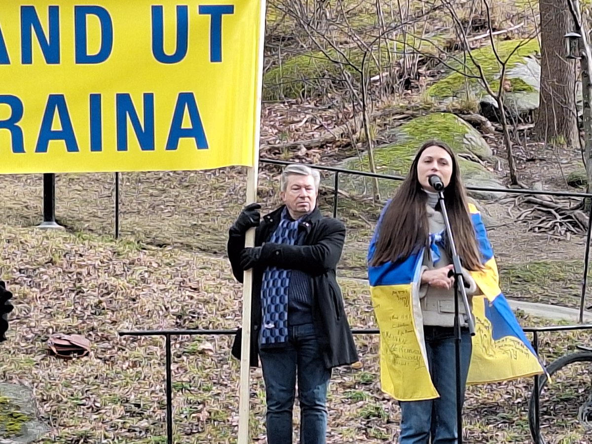 Ukrainsk skönsång av Ivanna Rykhliuk avrundar onsdagsmanifestationen mot Rysslands fullskaliga invasion i #Ukraina. #svpolitik