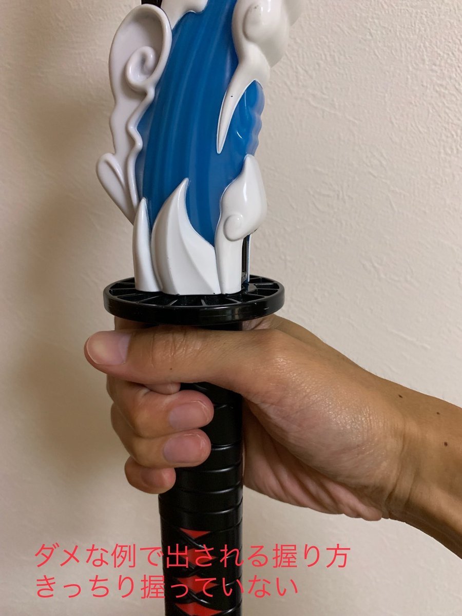 アニメーション参考
得物の握り手について
しっかり柄を握ると直角になるわけではなく、
掌の形に添う（掌がキレイな四角ではないため）