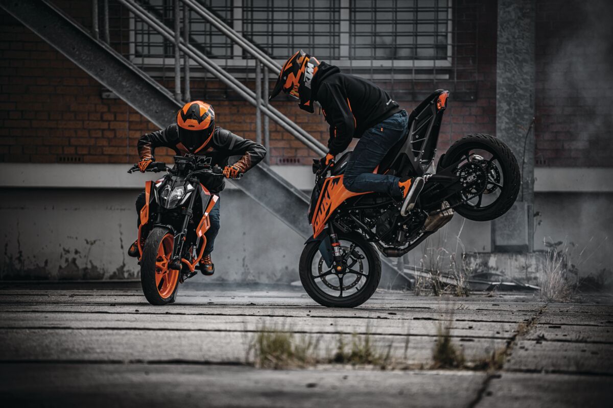 KTM_UK's tweet photo. DUKIN' around, celebrating the fact that you can save up to £900 on our single cylinder DUKES.🔥

Click the link to discover KTM POWER DEALS - https://t.co/nIENof4LSm

#KTM #ReadyToRace #Street #Naked #KTM125Duke #KTM390Duke #BurnRubberNotCash https://t.co/glImE4Zqgj